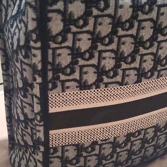 Beutiful  cd blue bag large size( Price  Firm) - Picture 3 of 11